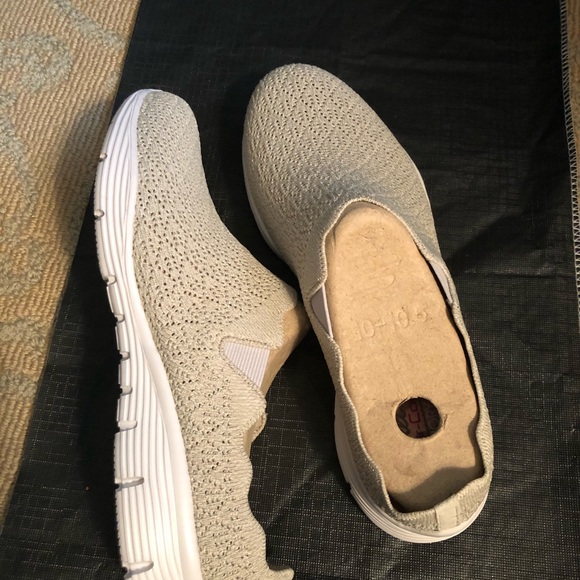 Classic Memory Foam Sandals - Picture 3 of 3